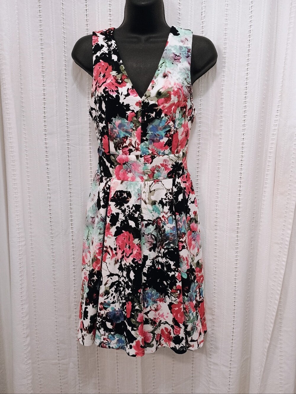 Haute Monde Floral V-Neck Pleated Fit & Flare Mini Dress - Large